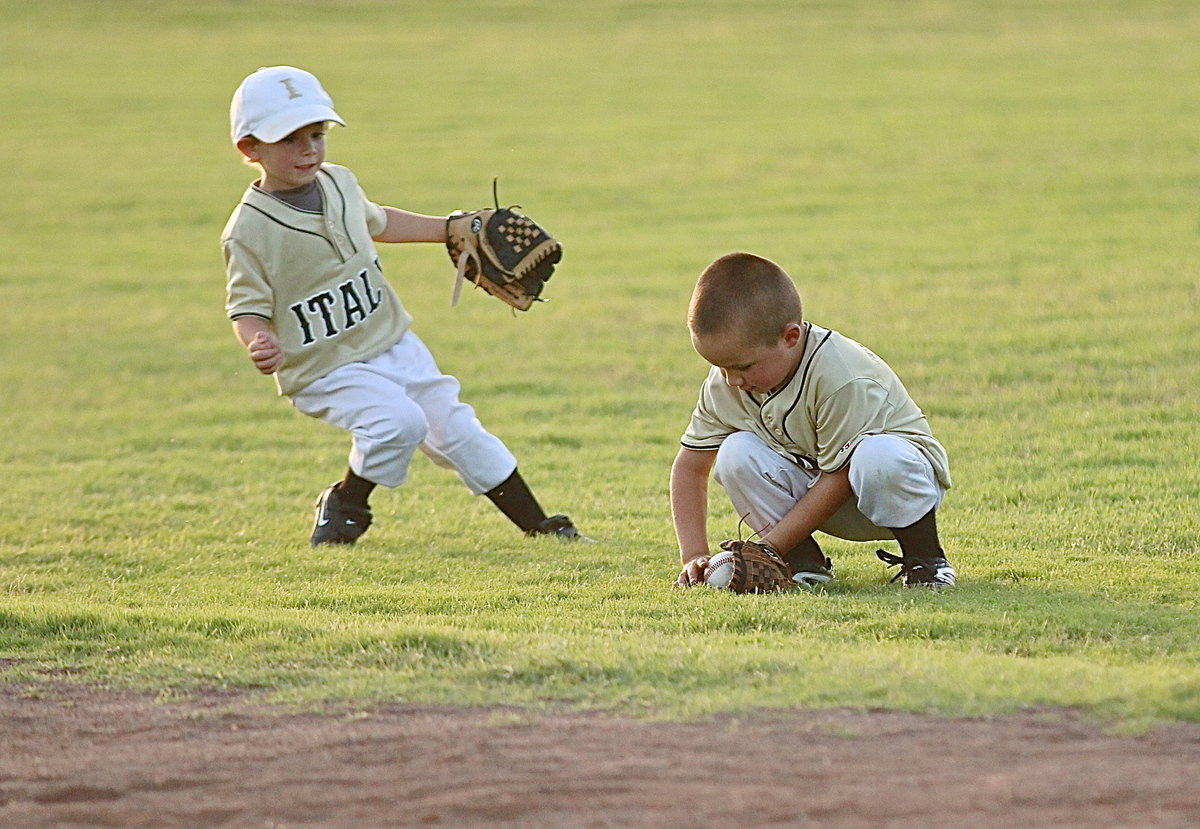 Image: Italy’s outfielders hustle to the ball as Riley Roldan(14) backs up teammate Kyle Rudd(11).