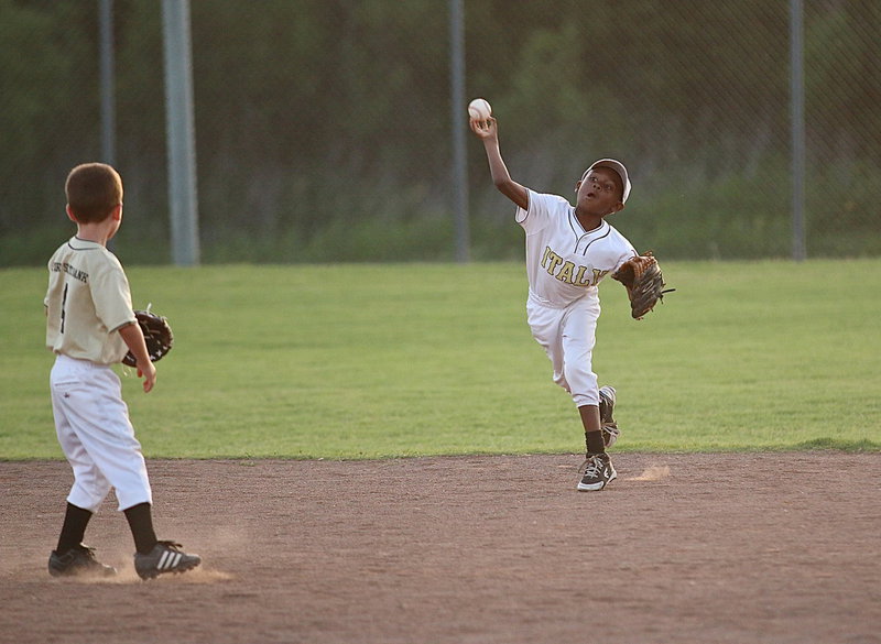 Image: Italy’s Ty Anderson(13) hurries the ball into the infield where teammate Bryson Sigler(4) awaits the throw.