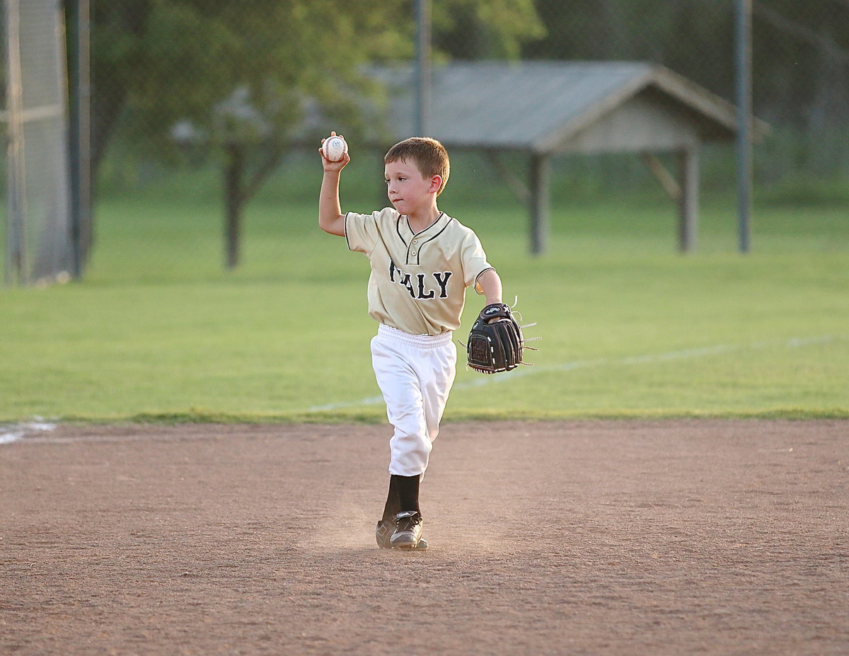 Image: Italy shortstop Bryson Sigler(4) holds a runner at third.