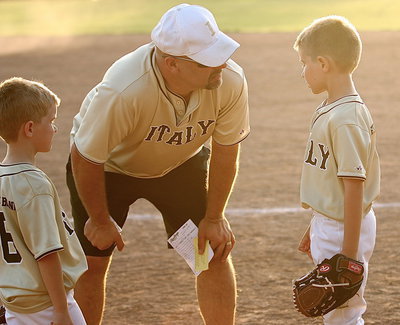Image: Coach/Dad Lee Joffre talks strategy with his youngest son Rowan Joffre(6) and his eldest son Levi Joffre(5).