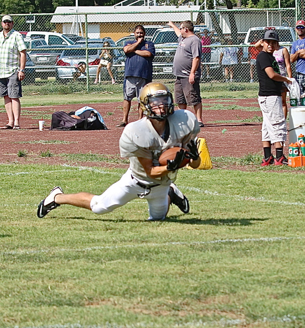 Image: Gladiator receiver Ryan Connor(15) corrals a first down pass along Italy’s sideline although his father missed it.