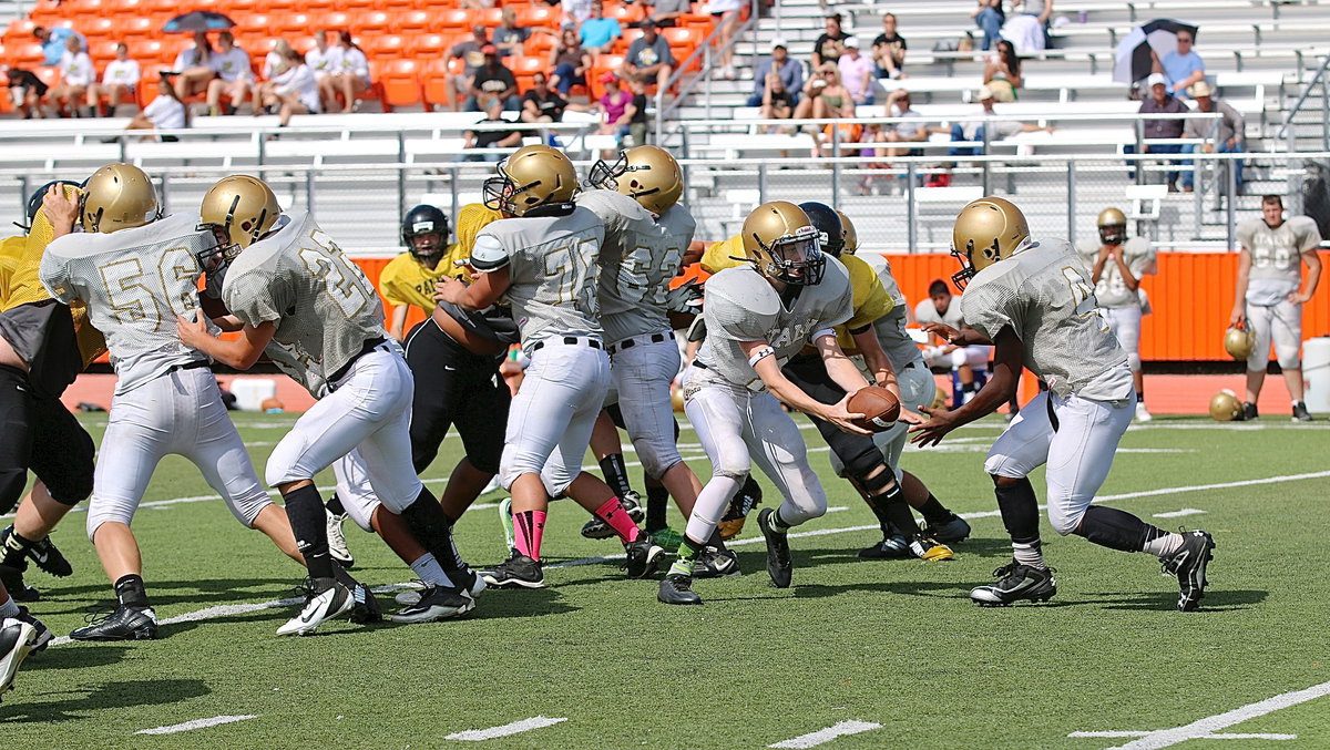 Image: JV Quarterback Clayton Miller(6) hands off to Kendrick Norwood(4) as Kyle Tindol(22) leads thru the hole. Blocking up front for Italy are Clay Riddle(56), Barry Grant(75), a freshman who has transferred in from New Mexico, and Austin Crawford(62).