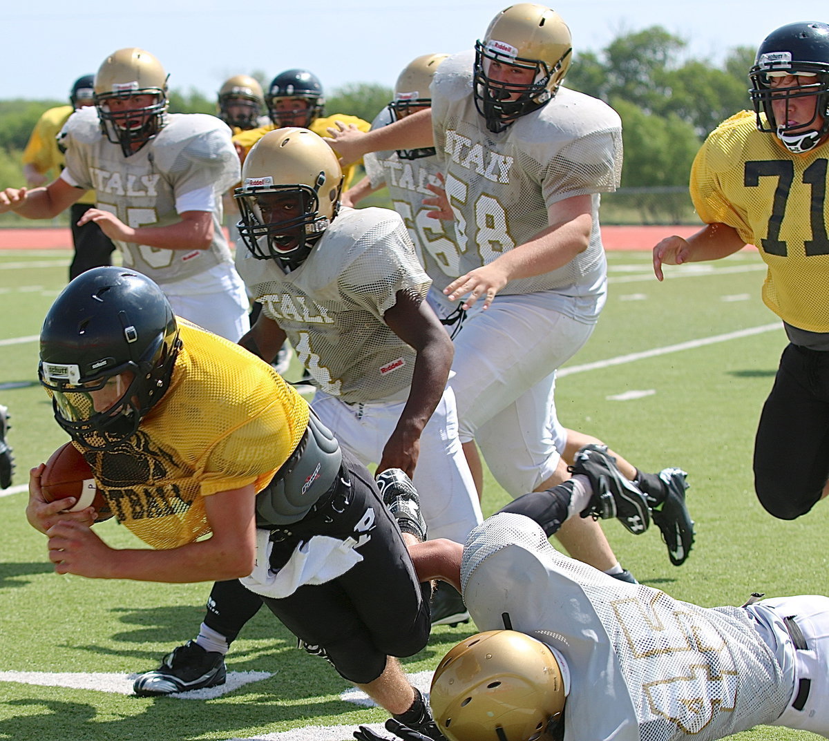 Image: That’s Micah Escamilla(45) swooping in to make a leg tackle against the Bulldogs. Escamilla transferred to Italy this season from Waxahachie. Also giving chase are Gladiator teammates Aaron Pittmon, Austin Pittmon(58) and Kendrick Norwood(4).