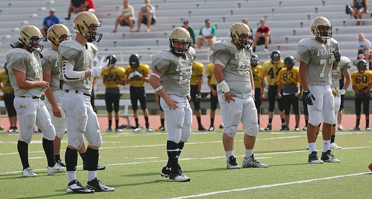 Image: Italy’s defensive front of Cody Boyd(34), John Escamilla(21), John Byers(99) and David De La Hoya(77) are ready for the Bulldogs.