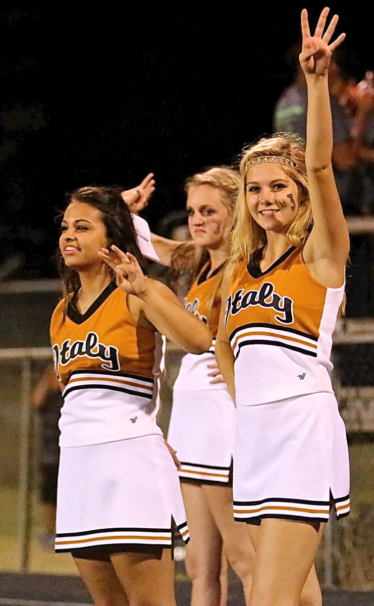 Image: Italy cheerleaders Ashlyn Jacinto, Kirby Nelson and Halee Turner are ready for the fourth-quarter.