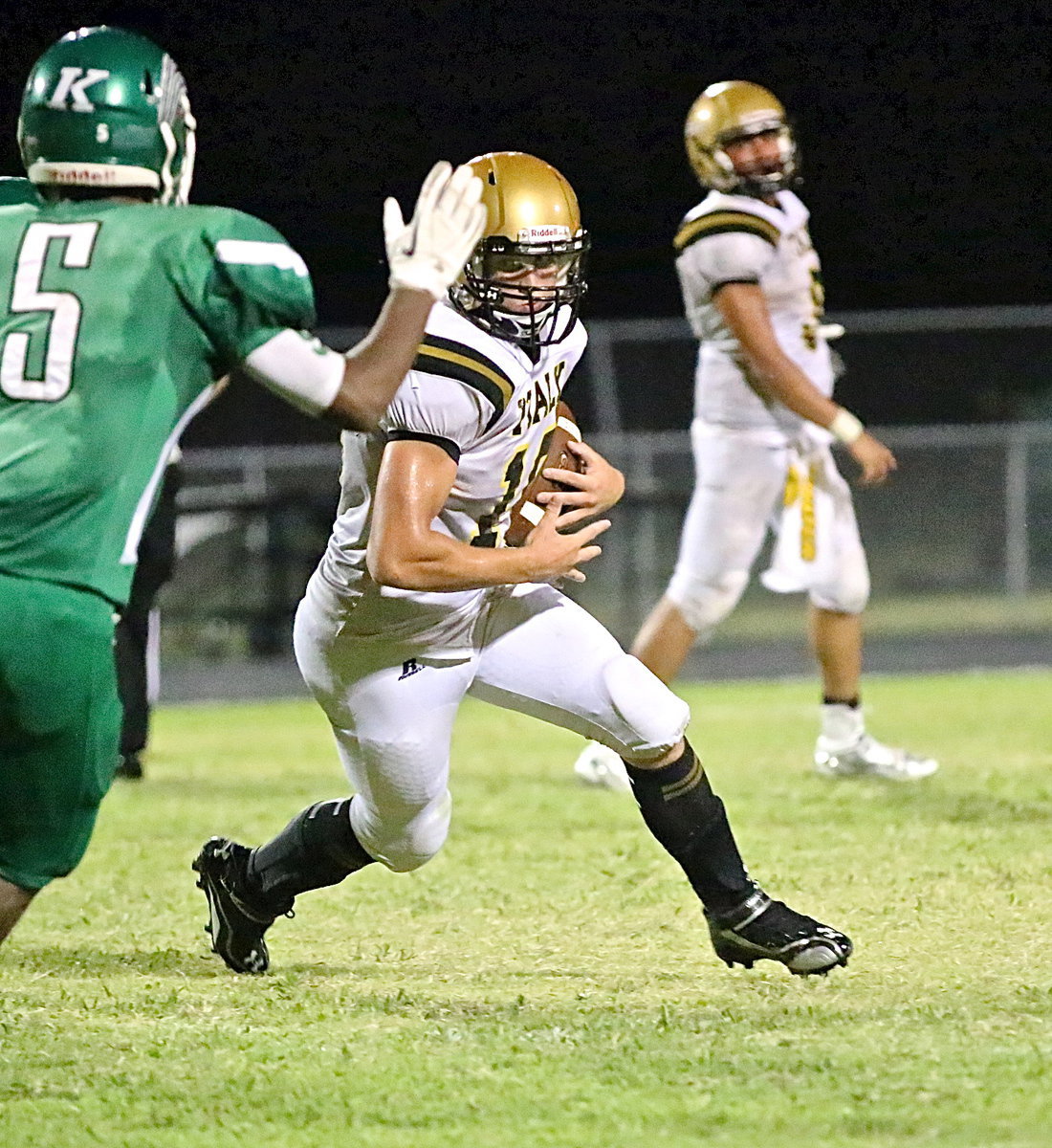 Image: Italy’s Coby Jeffords(10) picks up 10 yards and a first down on a pass play.