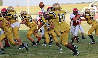 Image: Jaray Anderson(10) takes the pitch from quarterback Dylan McCasland(3) as Gabe Fernandez(64), Hunter Morgan(64) and Cade Roberts(54) block up front.