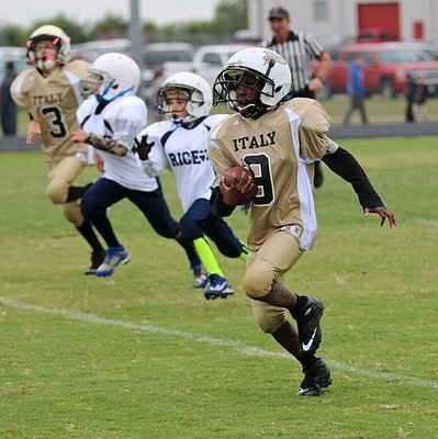 Image: John Hall, Jr.(9) sprints downfield for another long run for the B-team Gladiators.