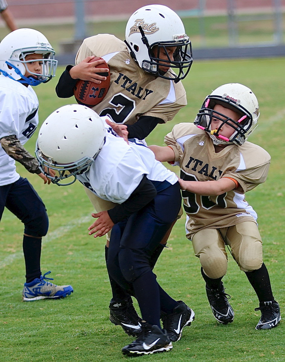 Image: B-Team quarterback Jaylon Wallace(2) slips past a blocker with help from teammate Jordan Clamon(80).