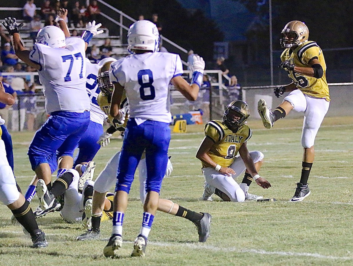 Image: Italy’s David De La Hoya(56) attempts a point-after kick with Joe Celis(8) holding and Kyle Fortenberry snapping.