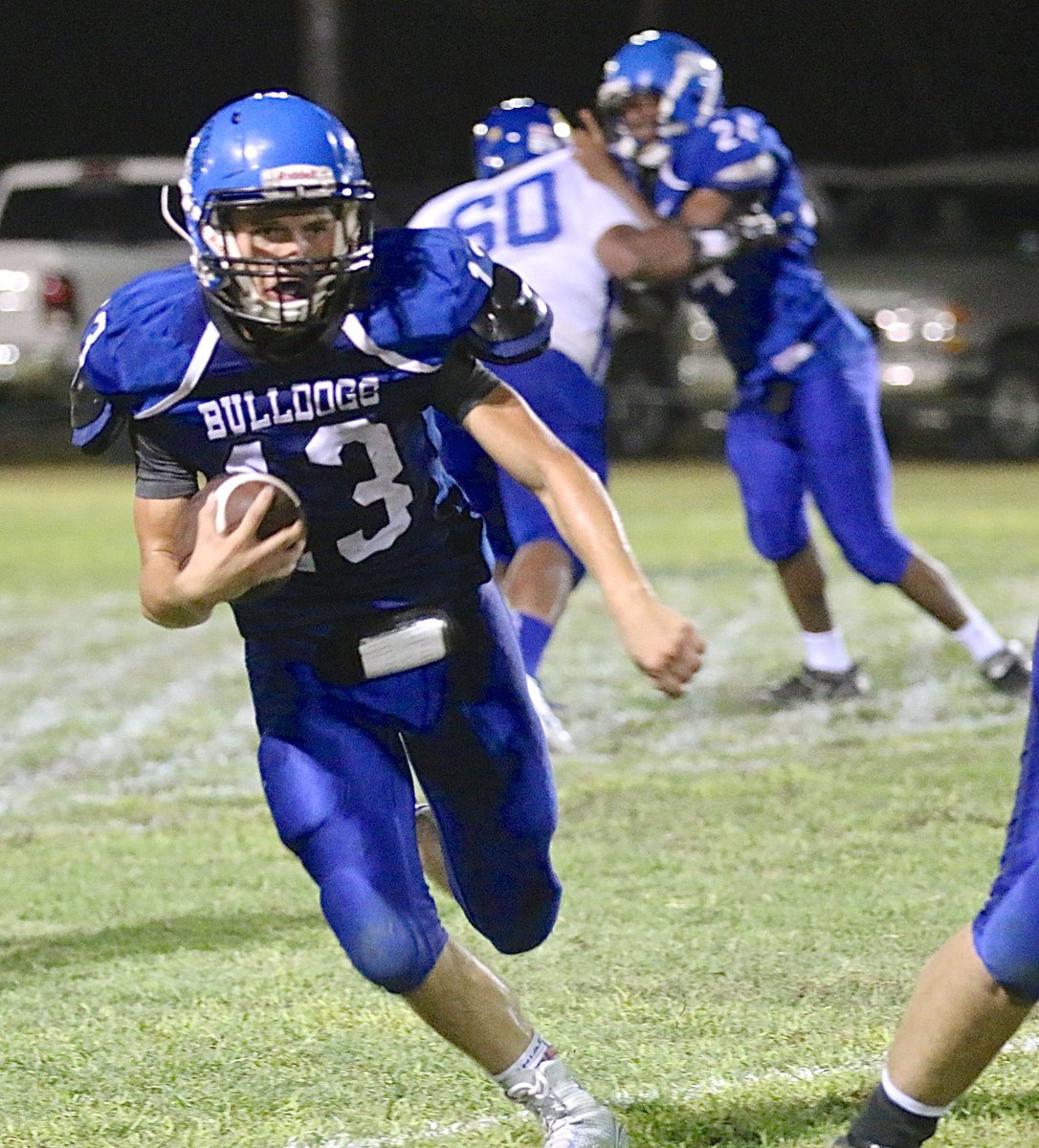 Image: Milford’s Keith Kayser(13), a junior, takes the handoff and then turns the corner for extra yards against Oakwood.