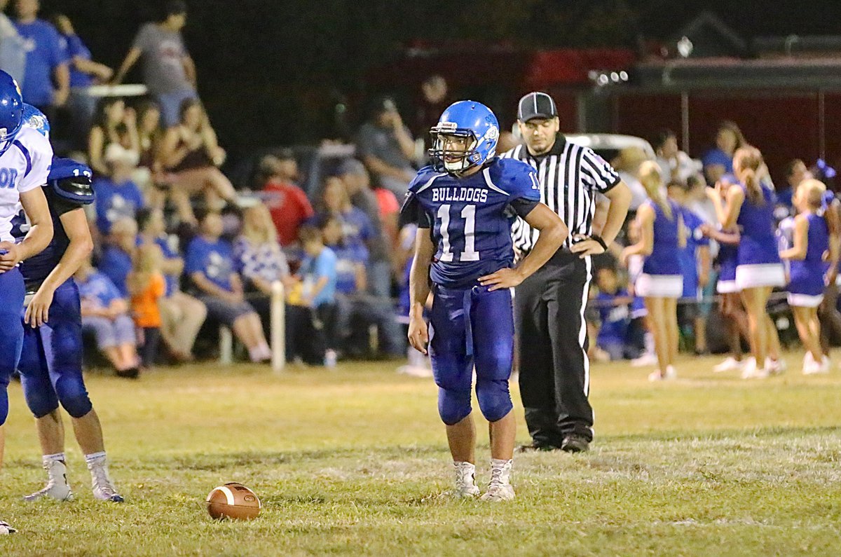 Image: Milford’s Jaquay Brown(11) uses his speed to pressure Oakwood from the noseguard position.