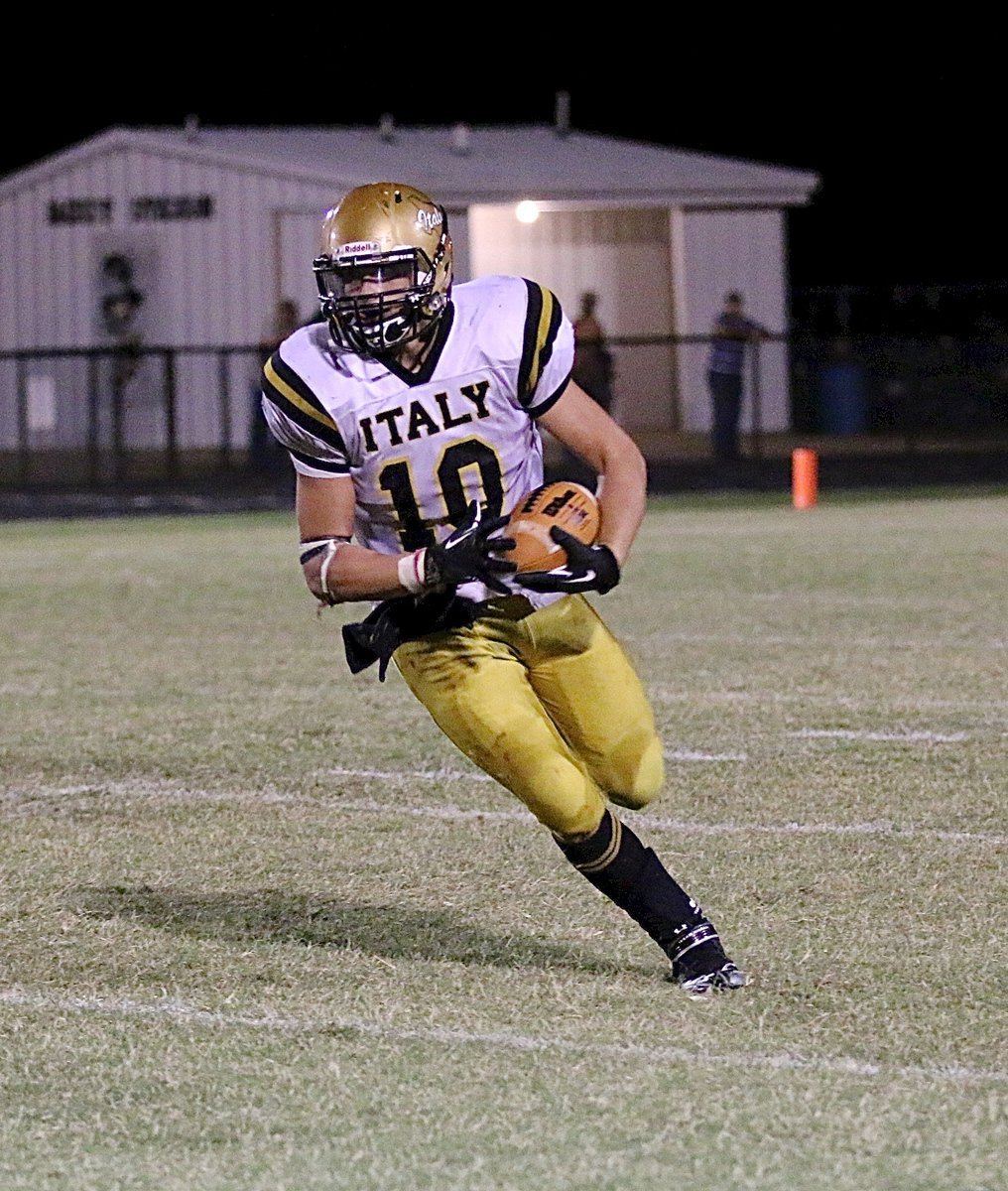 Image: Italy’s senior tailback Coby Jeffords(10) gained 125 yards on 25 carries and scored 3 touchdowns but it wasn’t enough to overthrow the Meridian Yellowjackets who defended their home turf with a 48-26 district win.