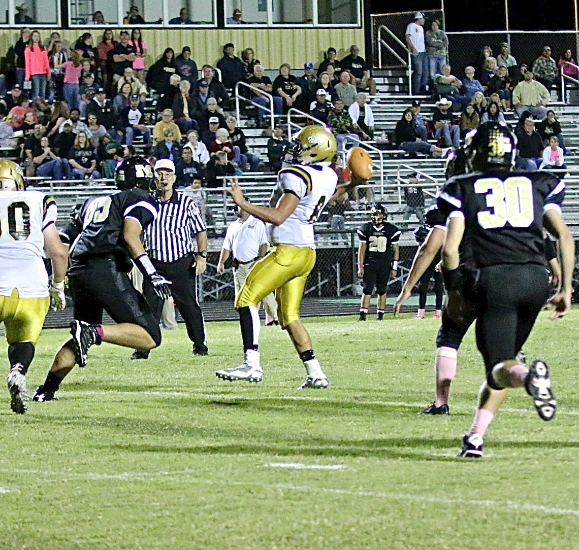 Image: Gladiator quarterback Joe Celis(6) rares back and completes a pass to teammate Coby Jeffords with Italy needing a 2-point conversion late.