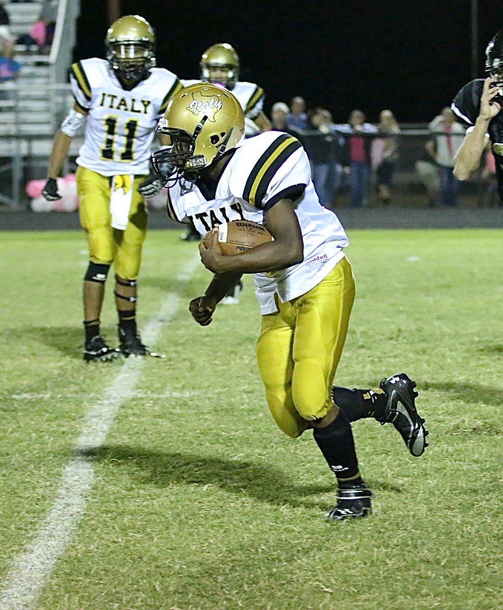 Image: Gladiator freshman Kendrick Norwood(4) returns a kickoff for several yards.