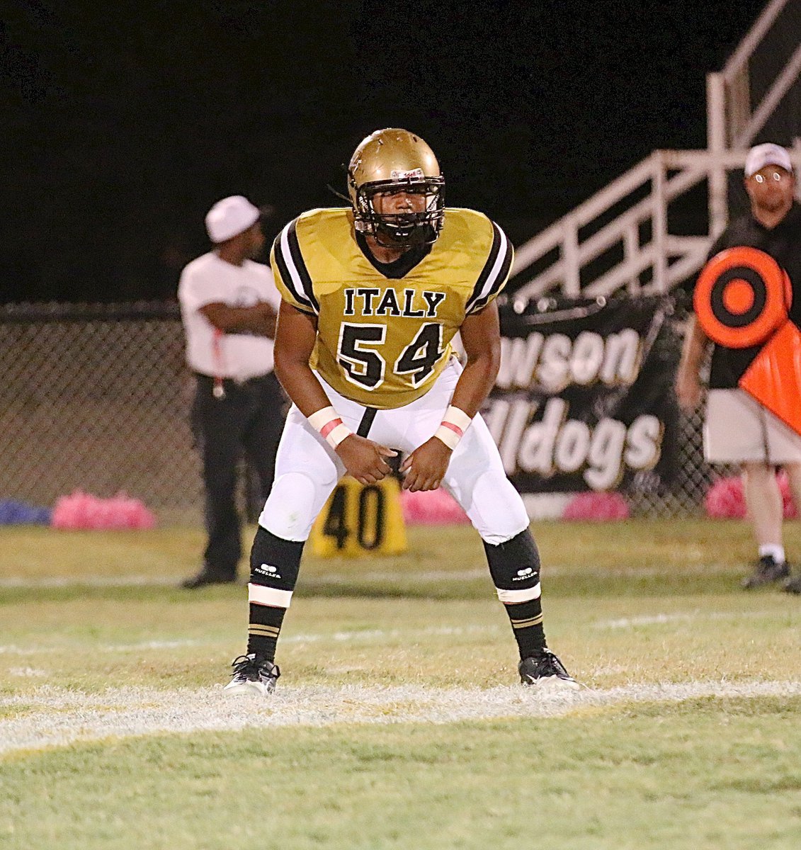 Image: Gladiator Chris Munoz(54) is set to receive the kickoff from Dawson.