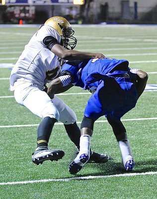 Image: Kendrick Norwood(4) makes a special teams’ tackle for Italy.