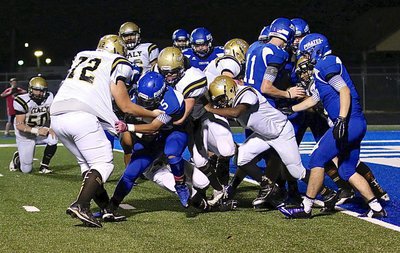 Image: Italy’s Aaron Pittmon(72), Kyle Fortenberry(66) and Kendrick Norwood(4) team up to stop Chilton from reaching the endzone.