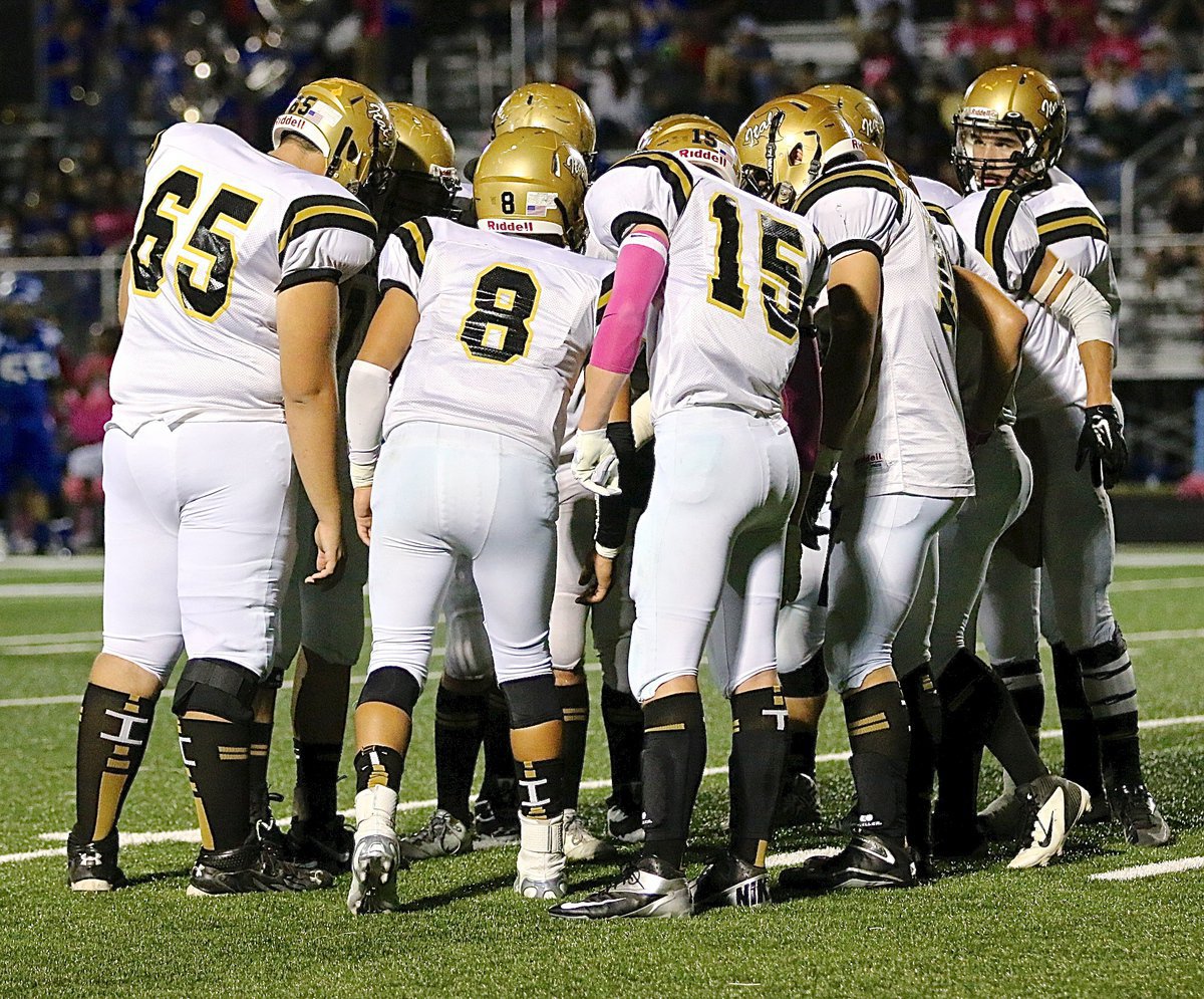 Image: Joe Celis(8) call the play in Italy’s huddle.