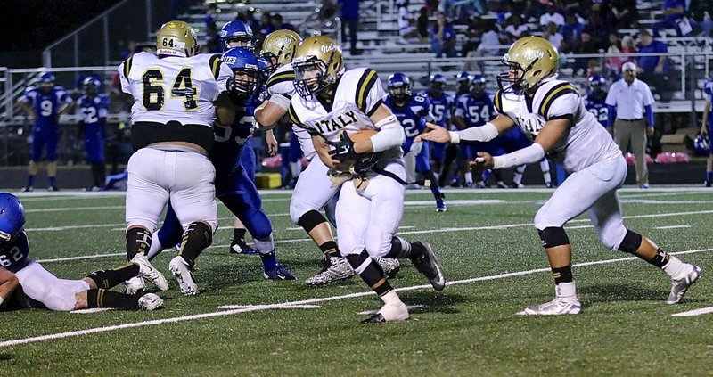 Image: Ryan Connor(7) takes the handoff from Joe Celis(8) as Ty Fernandez(64) and John Byers(60) double-team a Pirate defender.