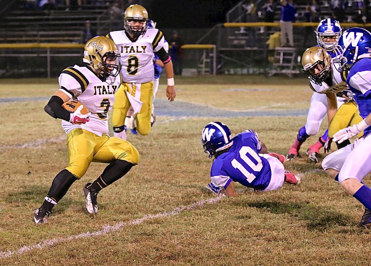 Image: Gladiator junior back Hunter Merimon(3) turns it up for positive yards.