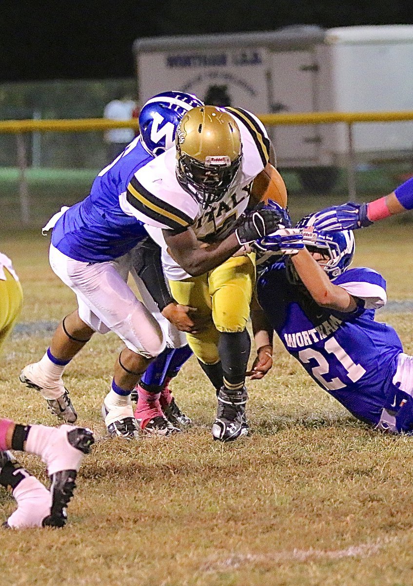 Image: Italy’s Kendrick Norwood(4) plows thru a pair of Bulldog tacklers.