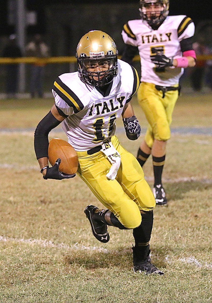 Image: Ryan Connor(7) completes a pass to Fabian Cortez(11) who turns and runs toward Wortham’s goal line.