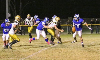 Image: Gladiator Austin Crawford(55) hurries the Wortham quarterback into throwing an incomplete pass.