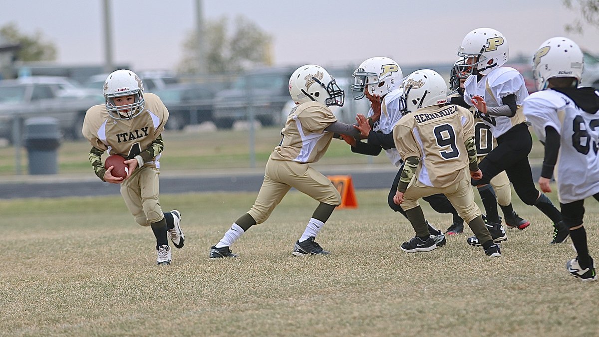 Image: Italy’s Gared Wood(4) returns the opening Superbowl kickoff all the way back for a touchdown after blocks by Curtis Benson(1), Jayden Hernandez(9) and J.C. Smith spring Wood loose around the edge.