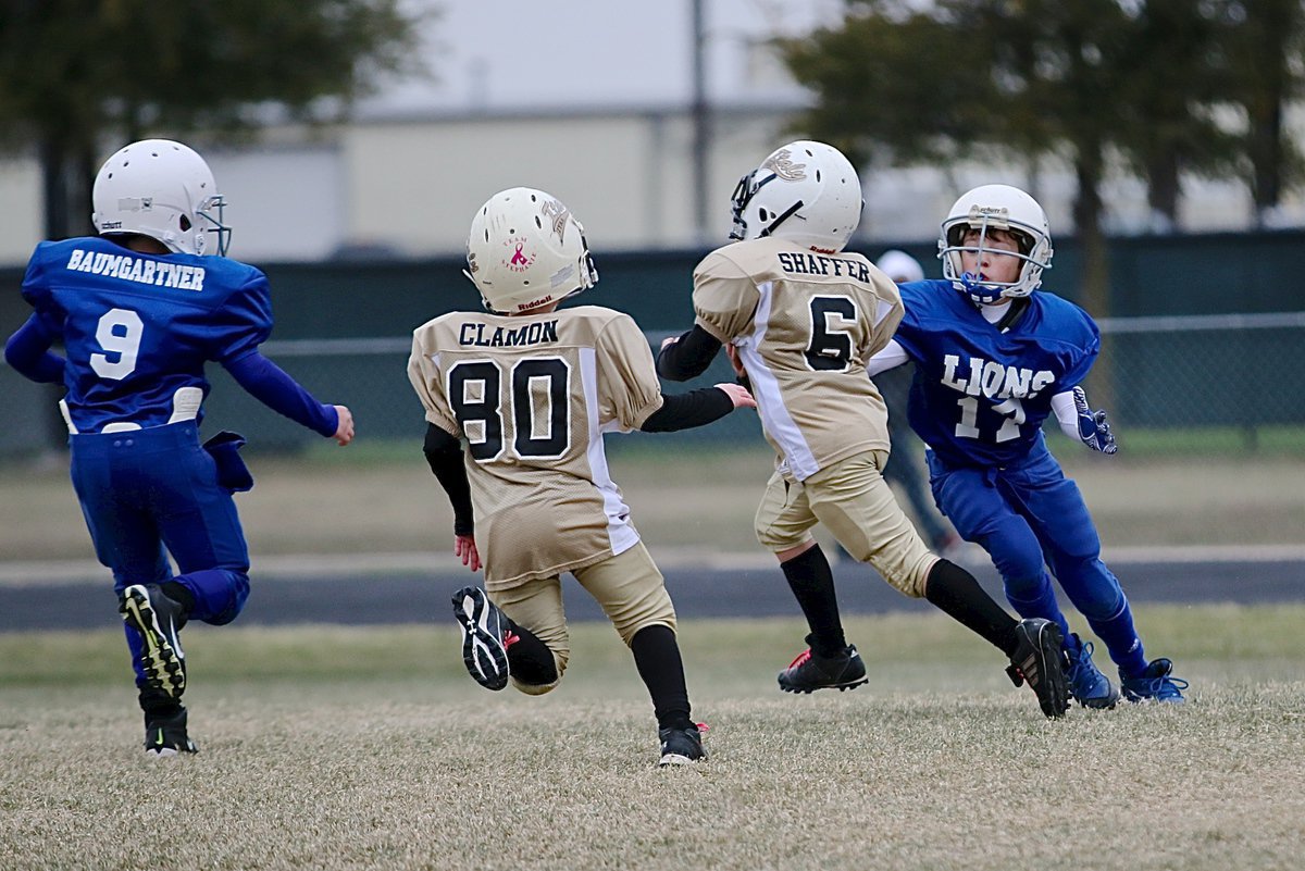 Image: IYAA B-Team Gladiator Chance Shaffer(6) takes a reverse handoff in the backfield and then turns upfield looking for the endzone.