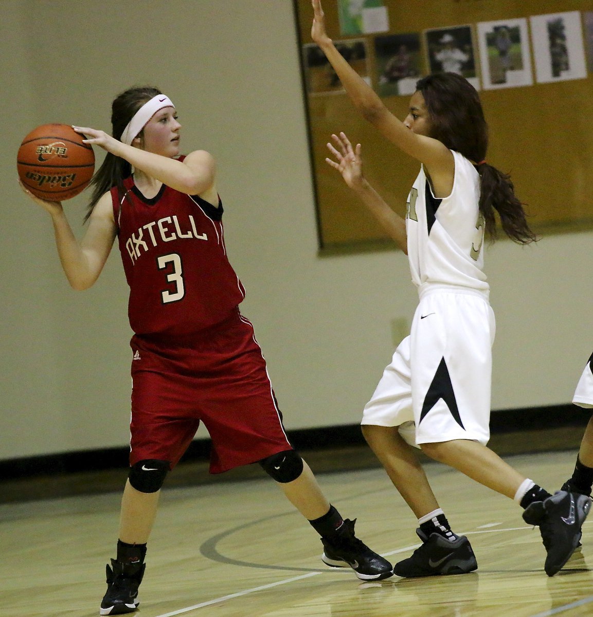 Image: Italy defender T’Keyah Pace(5) closes in on an Axtell shooting threat.