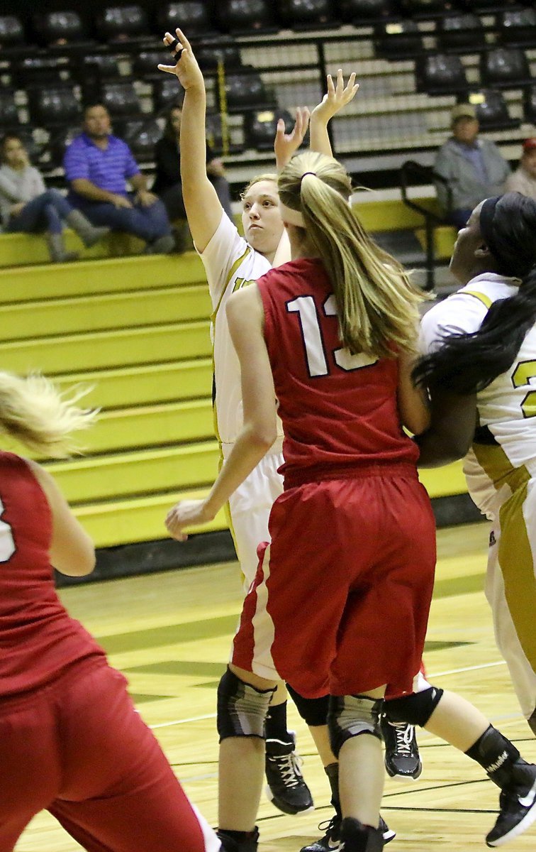 Image: Italy’s Brycelen Richards shoots an elbow jumper over the Axtell defense.