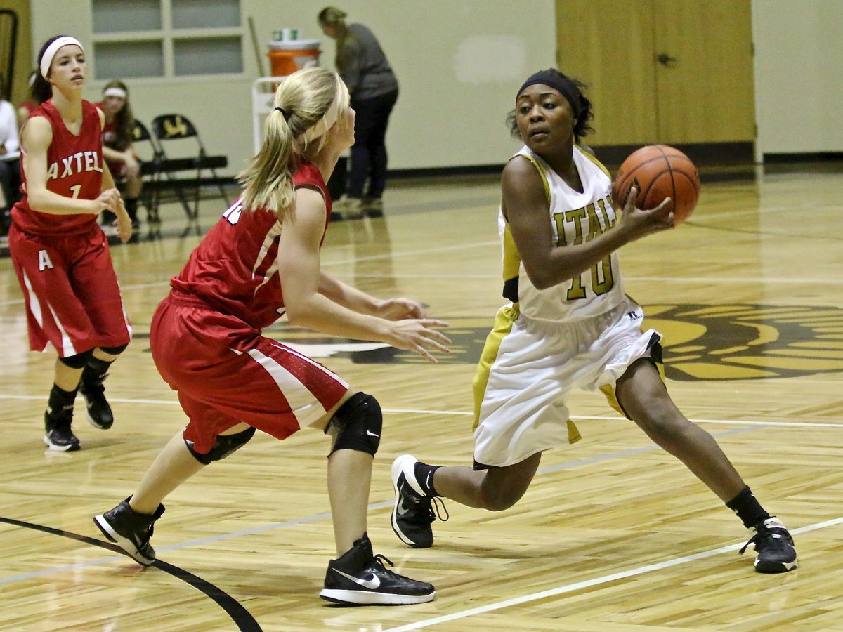 Image: Italy’s K’Breona Davis(10) fakes-n-bakes an Axtell defender.