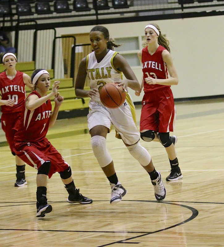 Image: Italy guard Emmy Cunningham(2) is taking the ball all the way to the rack and no one for Axtell can stop her.