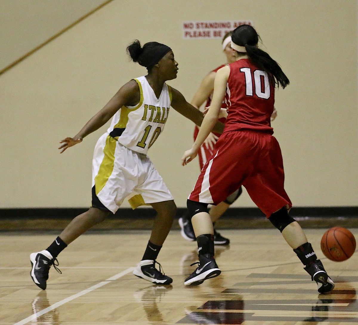 Image: Lady Gladiator K’Breona Davis(10) keeps defensive pressure on Axtell’s skill players.