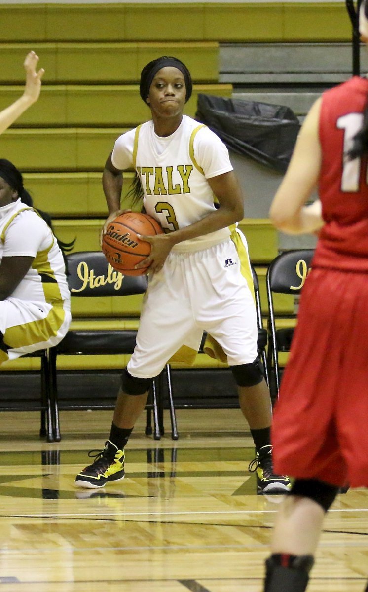 Image: Italy’s Kortnei Johnson(3) scans the court for an open teammate.