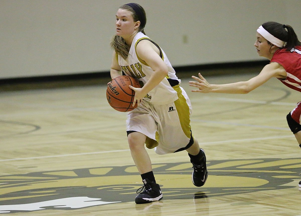 Image: Lady Gladiator Tara Wallis(4) keeps the ball moving as she prepares to pass it off.