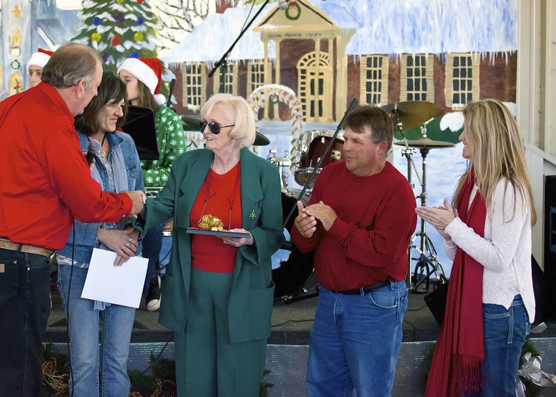 Image: Italy’s Mayor James Hobbs presents parade grand marshall Altha McNeely the key to the city after reading a proclamation stating that December 12 was officially Altha McNeely day. City of Italy representatives Terry Murdock and Ronda Cockerham were part of the presentation as well as Altha’s driver, Brian Mathiowetz.