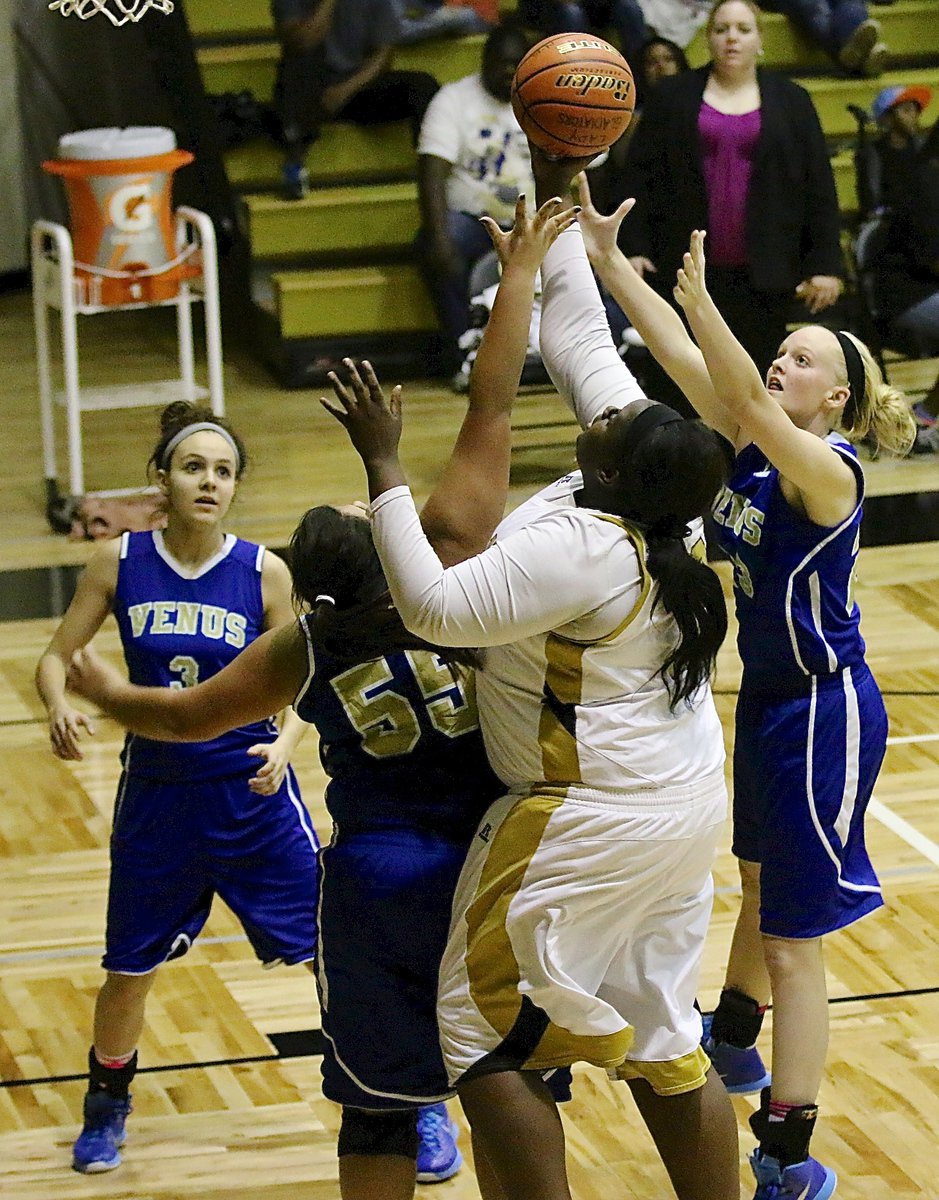 Image: Italy’s Cory Chance(33) put in a bucket for the Lady Gladiator cause against Venus.