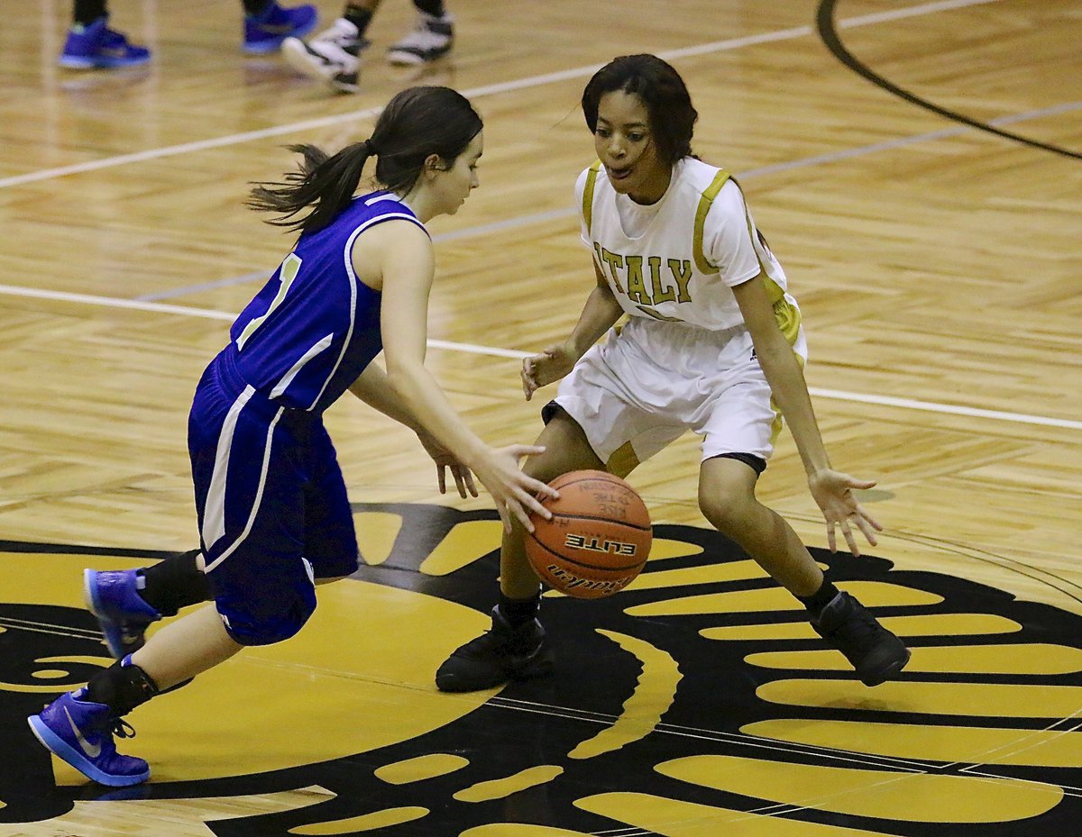 Image: Italy freshman T’Keyah Pace(5) plays tight defense on the ball against the Venus point guard.