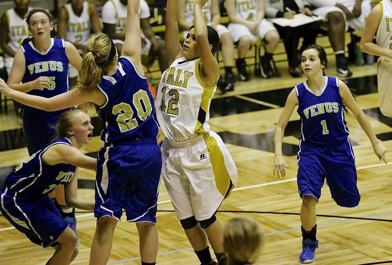 Image: Italy’s Alex Minton(12) scores in the lane for two of her 7-points against Venus.