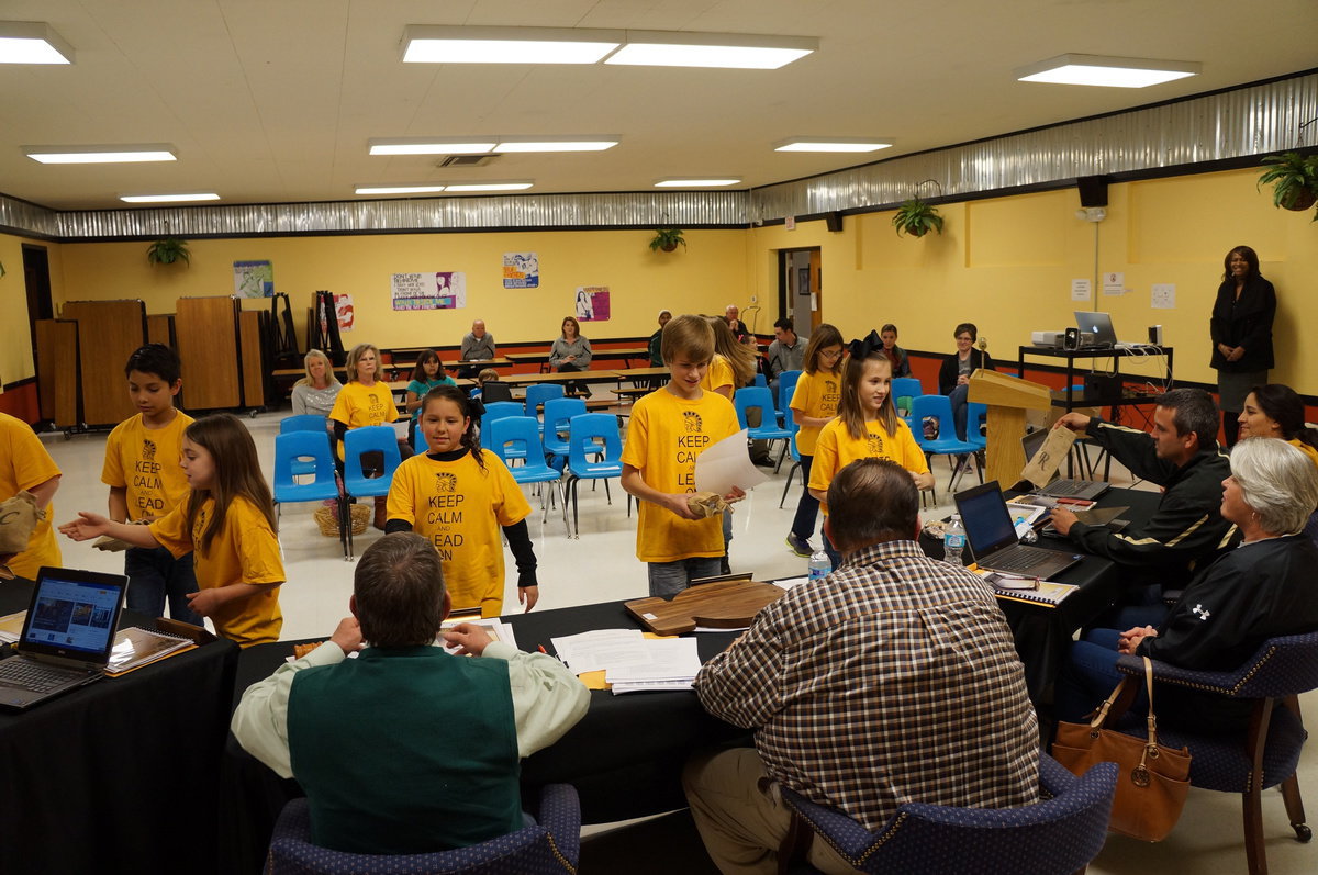 Image: Student Council members give their awards to the school board members