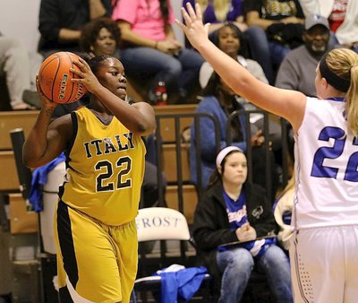 Image: Taleyia Wilson(22) inbounds the ball for the Lady Gladiators.