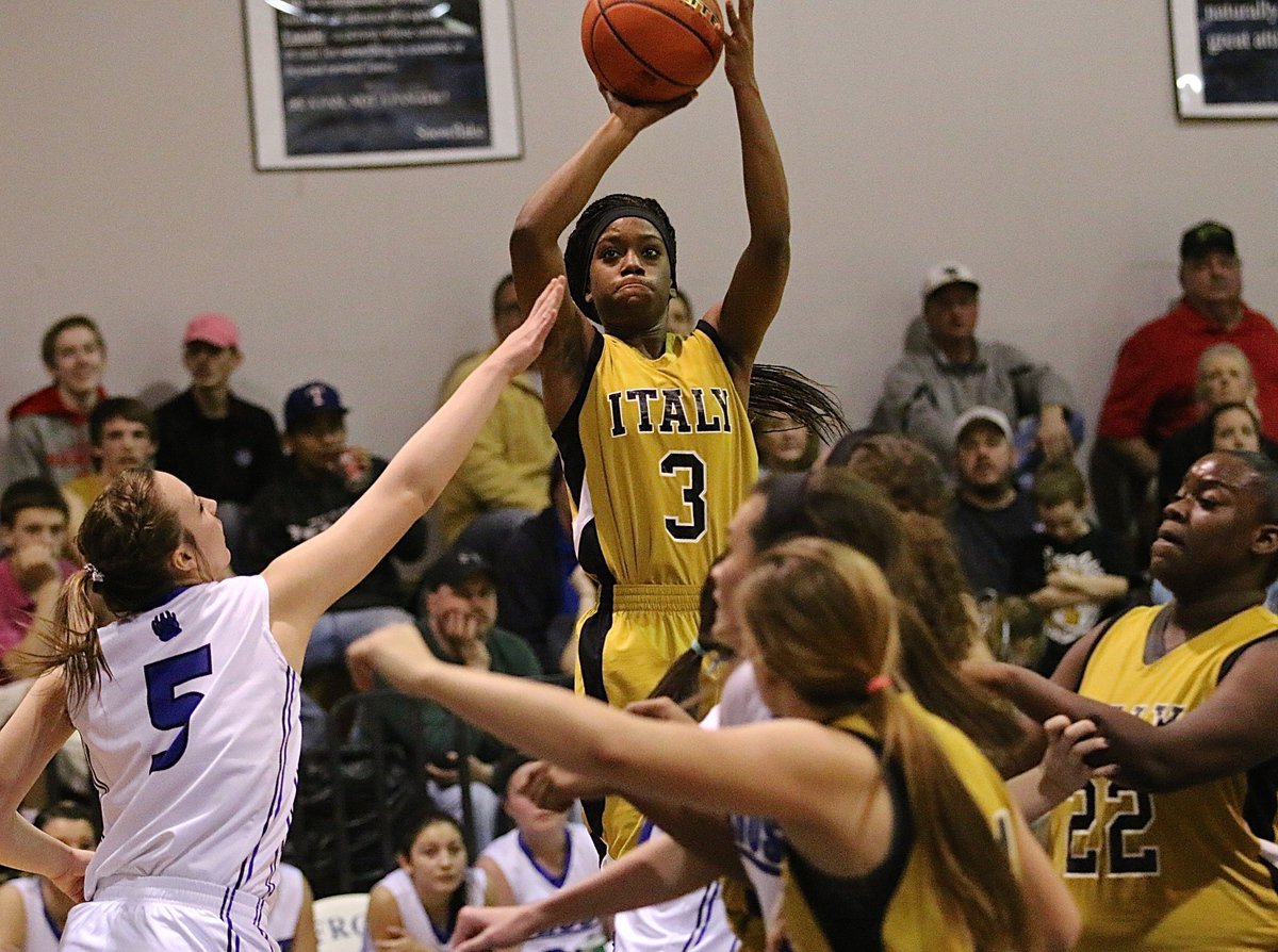 Image: Italy’s Kortnei Johnson(3) continues her early assault on the Lady Polar Bears. Johnson would finish with 14-points.