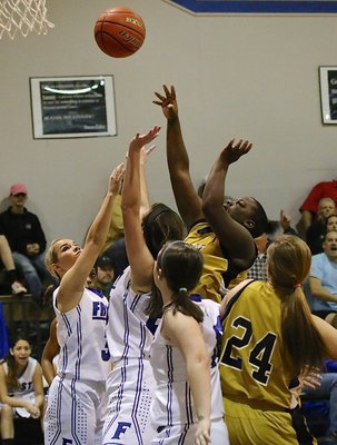 Image: Taleyia Wilson(22) gets a shot up in the paint for Italy.