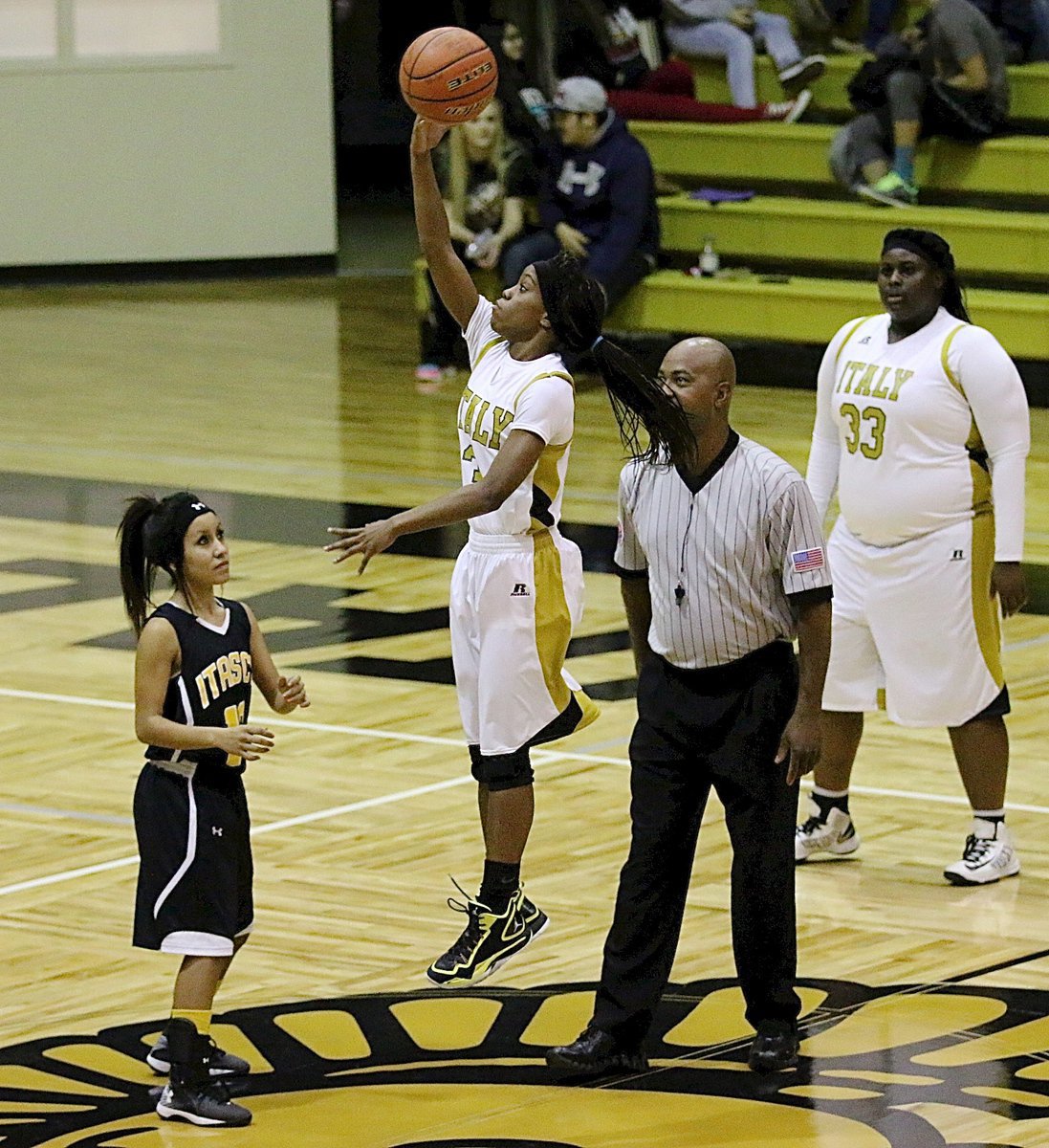 Image: Lady Gladiator senior Kortnei Johnson(3) enjoys zero resistance from Itasca to secure the opening tipoff for Italy.