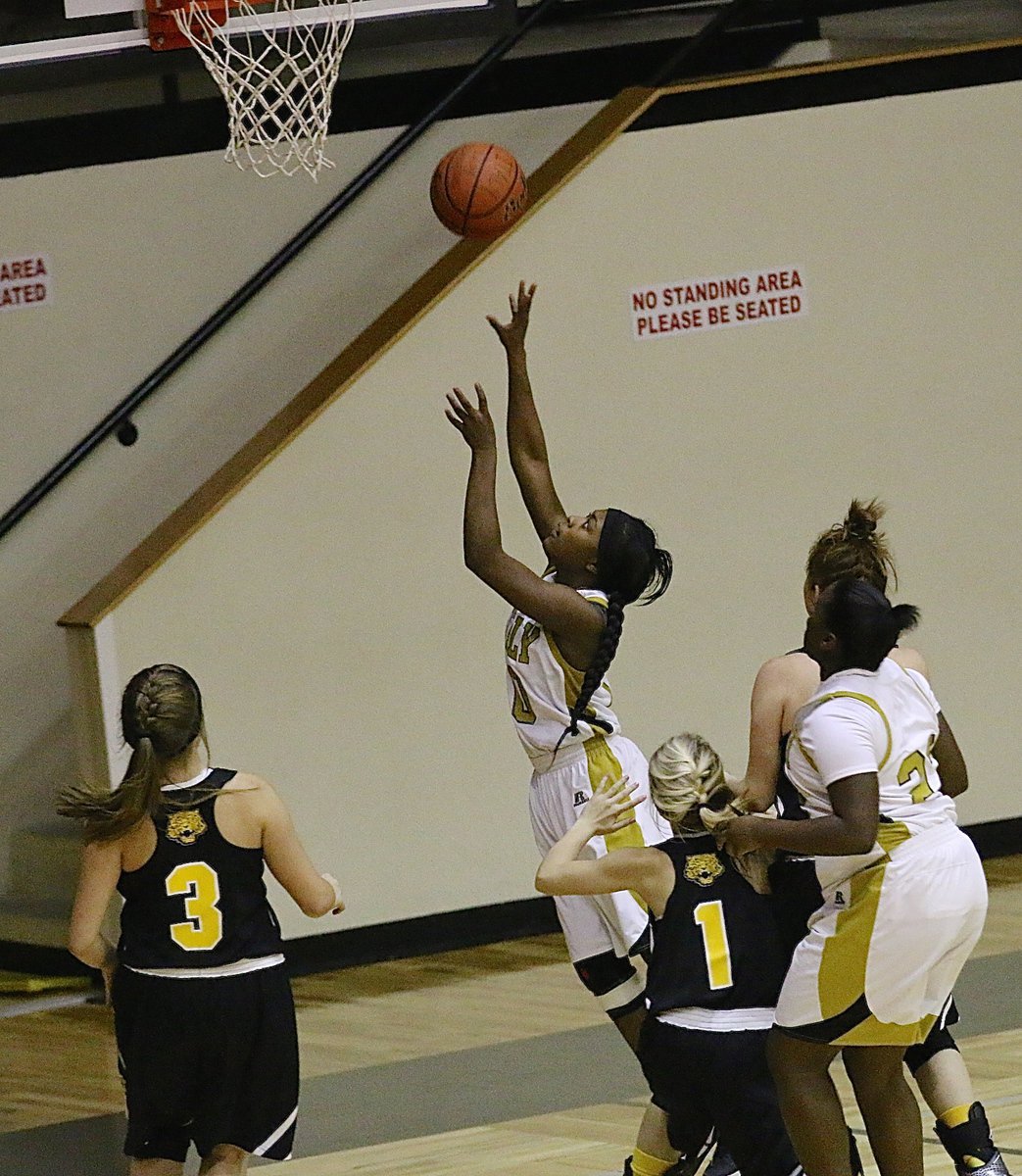 Image: Senior Lady Gladiator K’Breona Davis(10) scores a layup for Italy.