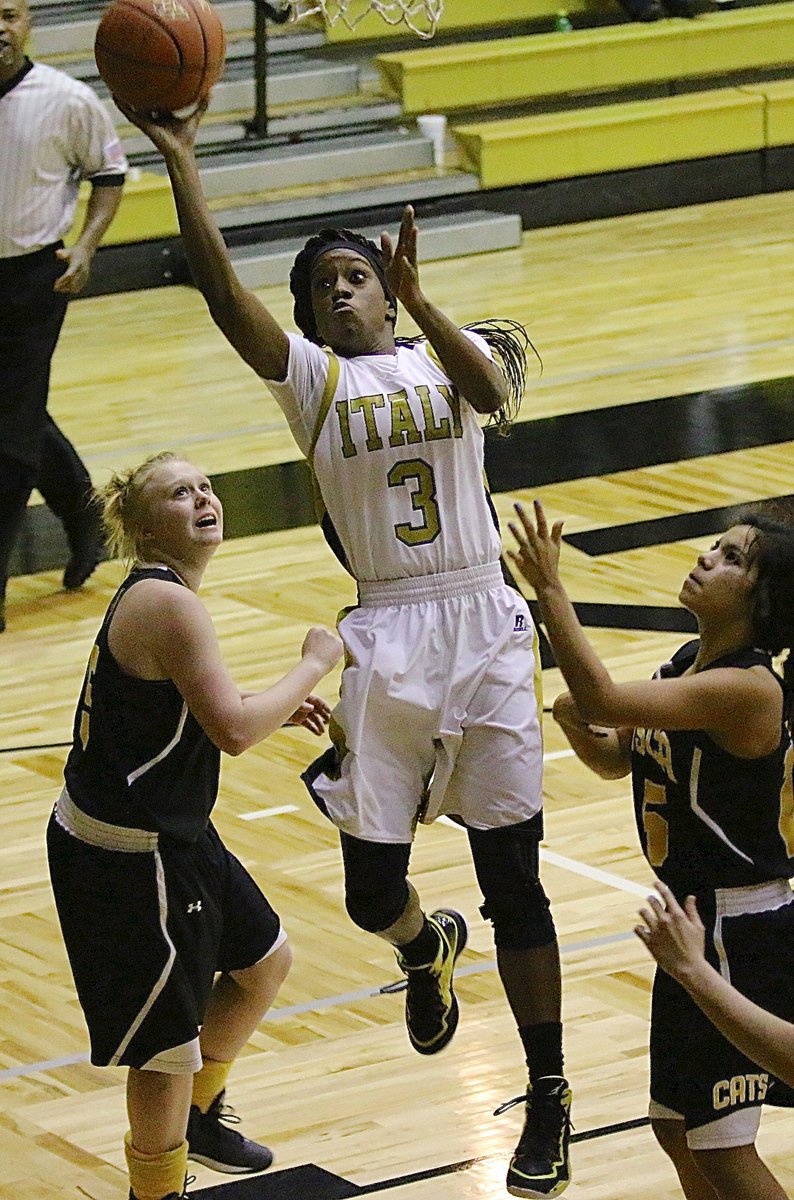 Image: Italy’s Kortnei Johnson(3) splits a pair of Wampus Cat defenders for another score.