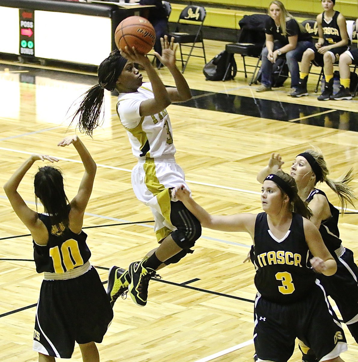 Image: Italy’s Kortnei Johnson(3) slips inside and then rises over Itasca defenders for 2-points.