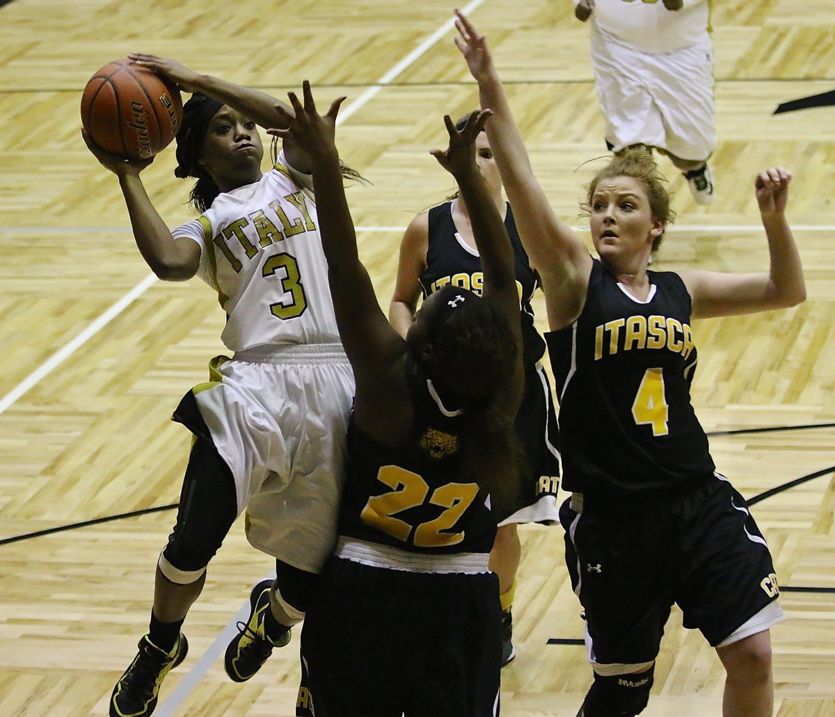 Image: Italy’s Kortnei Johnson(3) takes on three Lady Wampus Cat defenders.